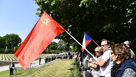 Provokace na pietním aktu v Terezíně? Skupinka lidí přišla s vlajkou SSSR!