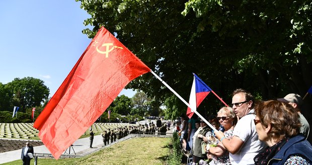 Provokace na pietním aktu v Terezíně? Skupinka lidí přišla s vlajkou SSSR!