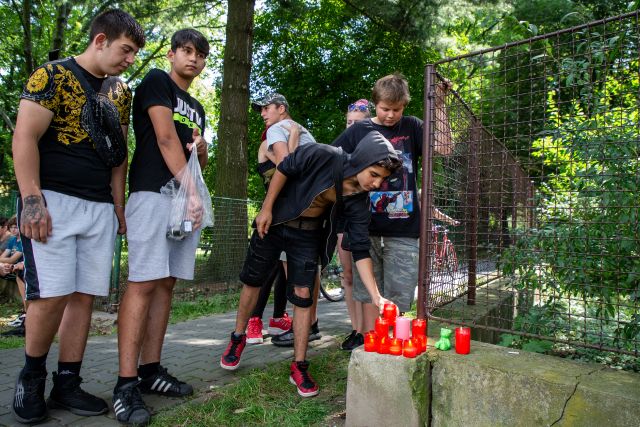 V Bohumíně po tragickém požáru, při kterém v sobotu 8. srpna zemřelo 11 lidí, vzniklo pietní místo.