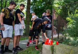 V Bohumíně po tragické požáru, při kterém v sobotu 8. srpna zemřelo 11 lidí, vzniklo pietní místo.