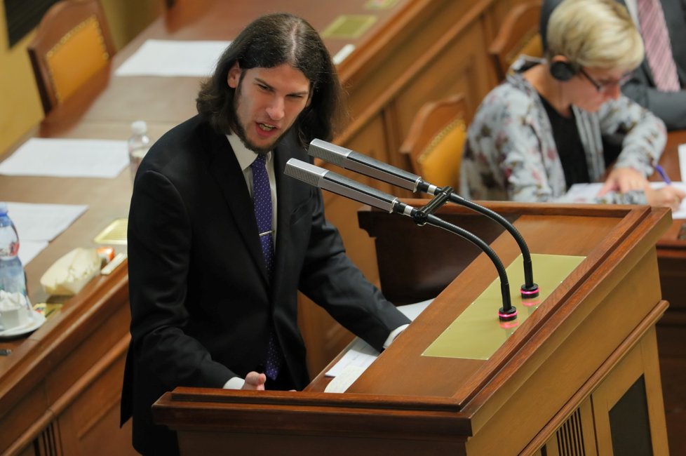 Místopředseda Sněmovny Vojtěch Pikal z Pirátské strany při projednávání ústavní žaloby na prezidenta (26. 9. 2019)
