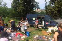 Lidem bez domova v Karlíně přichystali piknik! Rozdáváme oblečení i stříháme a holíme, říkají organizátoři