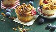 Hrnkové muffiny s ledním ovocem jsou praktické, výživné a nerozdrobí se v krabičce.