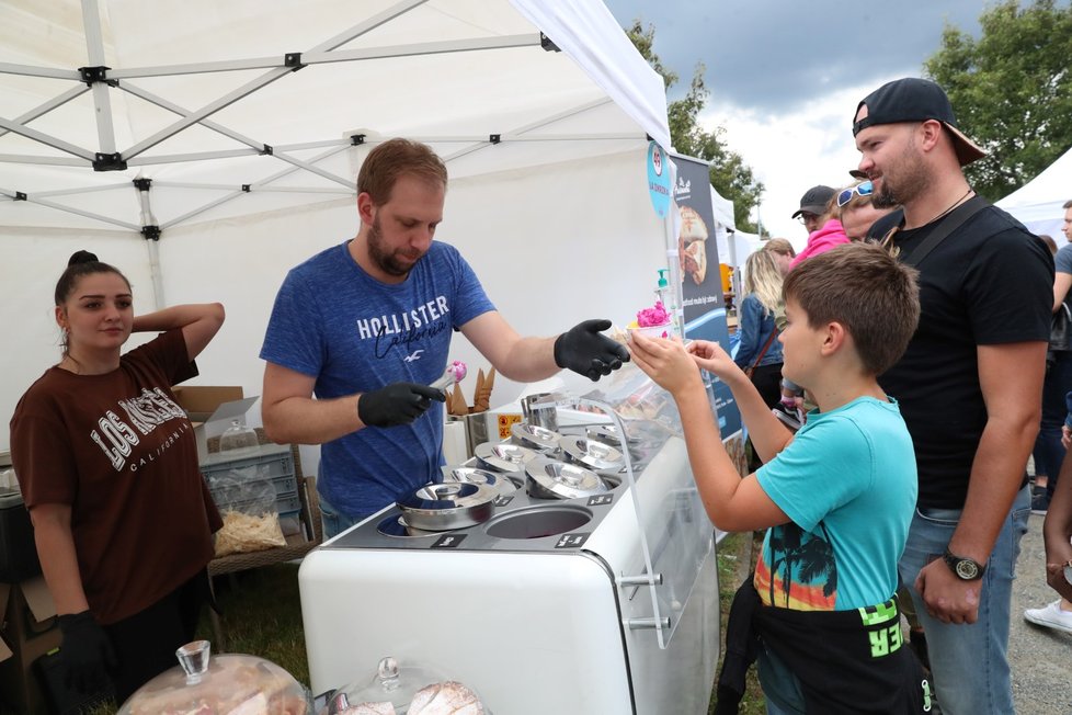 Tradiční F.O.O.D. piknik v parku Ladronka. Pro návštěvníky je k dispozici 120 stánků a food trucků, které nabízejí jídlo z různých koutů světa.