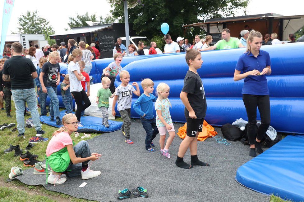 Tradiční F.O.O.D. piknik v parku Ladronka. Pro návštěvníky je k dispozici 120 stánků a food trucků, které nabízejí jídlo z různých koutů světa.