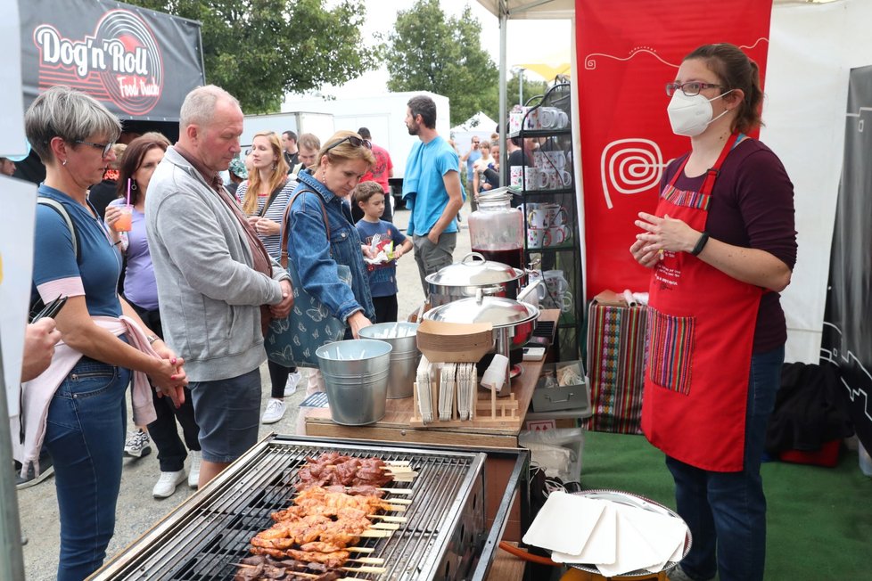 Tradiční F.O.O.D. piknik v parku Ladronka. Pro návštěvníky je k dispozici 120 stánků a food trucků, které nabízejí jídlo z různých koutů světa.