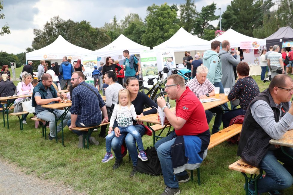 Tradiční F.O.O.D. piknik v parku Ladronka. Pro návštěvníky je k dispozici 120 stánků a food trucků, které nabízejí jídlo z různých koutů světa.