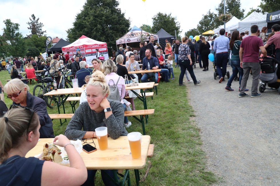 Tradiční F.O.O.D. piknik v parku Ladronka. Pro návštěvníky je k dispozici 120 stánků a food trucků, které nabízejí jídlo z různých koutů světa.