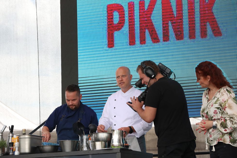 Tradiční F.O.O.D. piknik v parku Ladronka. Pro návštěvníky je k dispozici 120 stánků a food trucků, které nabízejí jídlo z různých koutů světa.