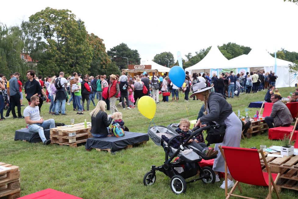 Tradiční F.O.O.D. piknik v parku Ladronka. Pro návštěvníky je k dispozici 120 stánků a food trucků, které nabízejí jídlo z různých koutů světa.