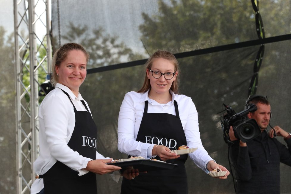 Tradiční F.O.O.D. piknik v parku Ladronka. Pro návštěvníky je k dispozici 120 stánků a food trucků, které nabízejí jídlo z různých koutů světa.