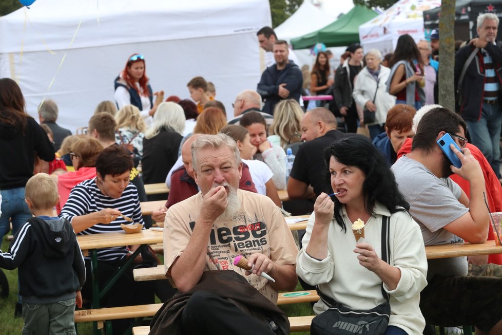 Tradiční F.O.O.D. piknik v parku Ladronka. Pro návštěvníky je k dispozici 120 stánků a food trucků, které nabízejí jídlo z různých koutů světa.