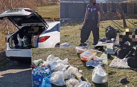 Policie narazila na podezřelou skupinku: V časech zákazu vycházení na pikniku pojídali kebab a kouřili vodní dýmku