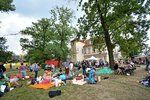 Piknik pro lidi bez domova přilákal na 400 hladových krků. Kromě jídla dostali ošetření, hygienické pomůcky i ošacení