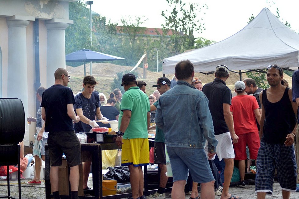 Piknik pro lidi bez domova přilákal na 400 hladových krků. Kromě jídla dostali ošetření, hygienické pomůcky i ošacení