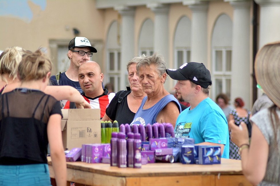 Piknik pro lidi bez domova přilákal na 400 hladových krků. Kromě jídla dostali ošetření, hygienické pomůcky i ošacení