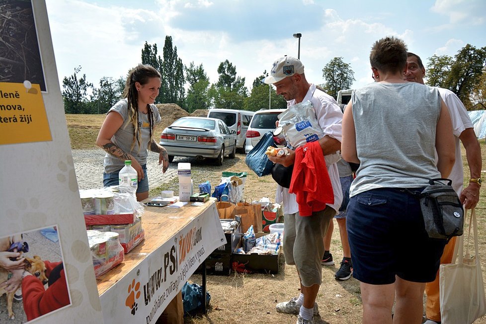 Piknik pro lidi bez domova přilákal na 400 hladových krků. Kromě jídla dostali ošetření, hygienické pomůcky i ošacení