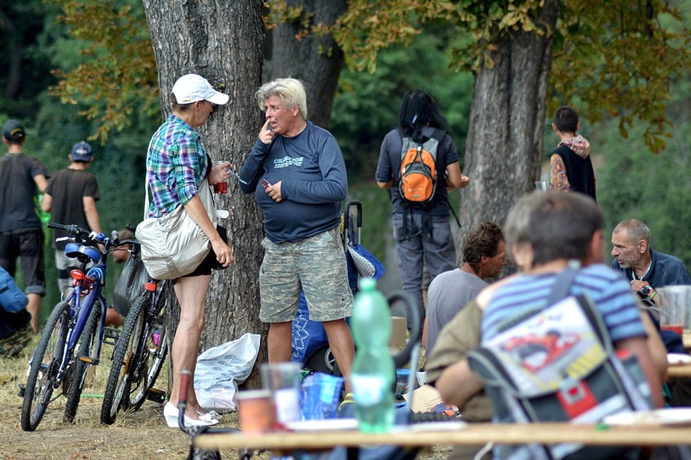 Piknik pro lidi bez domova přilákal na 400 hladových krků. Kromě jídla dostali ošetření, hygienické pomůcky i ošacení