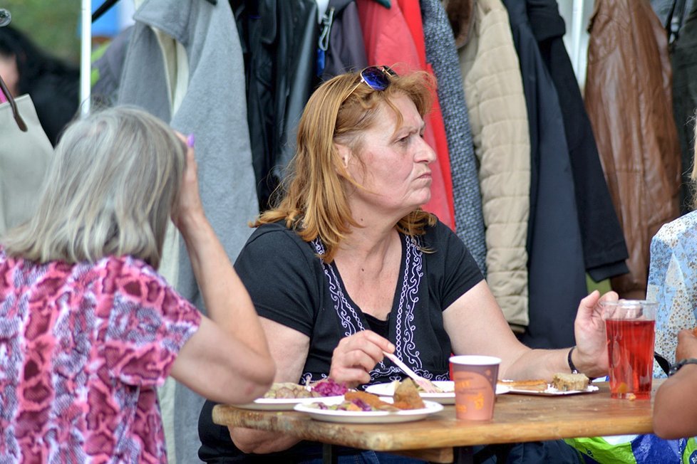 Piknik pro lidi bez domova přilákal na 400 hladových krků. Kromě jídla dostali ošetření, hygienické pomůcky i ošacení