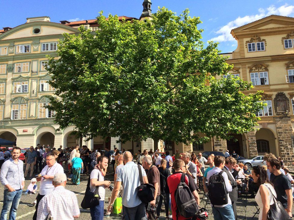 Lidé snídali na Malostranském náměstí v Praze.