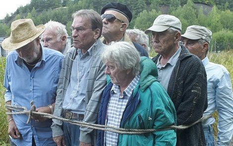 Herci si připomínali pochod v laně přesně tak, jak museli kdysi vězni pochodovat za trest. Ladislav Mrkvička (75), František Němec (70), Leopold Haverl (78), Petr Kostka (75), Petr Nárožný (75), Luděk Munzar (80), Oldřich Vlach (72) – je schovaný za Munzarem, Jan Tříska (77), Ladislav Trojan (81). Součet věků: 683