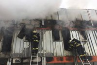 Obří požár v Uničově: Hoří pila a zásobníky s pilinami. Škody jdou do milionů
