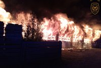V noci shořela historická budova pily u Kroměříže: Hasiči oheň dostali pod kontrolu