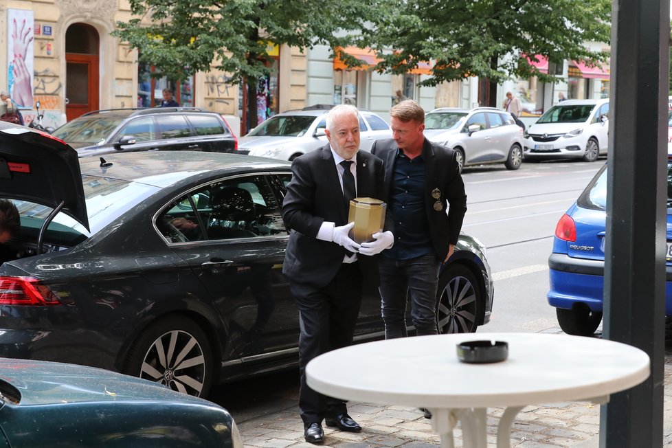 Smuteční hosté na pohřbu Pilarové se rozdělili do několika part a vyrazili do různých hospod - Kolomazník s přáteli šli do restaurace U pštrosa.