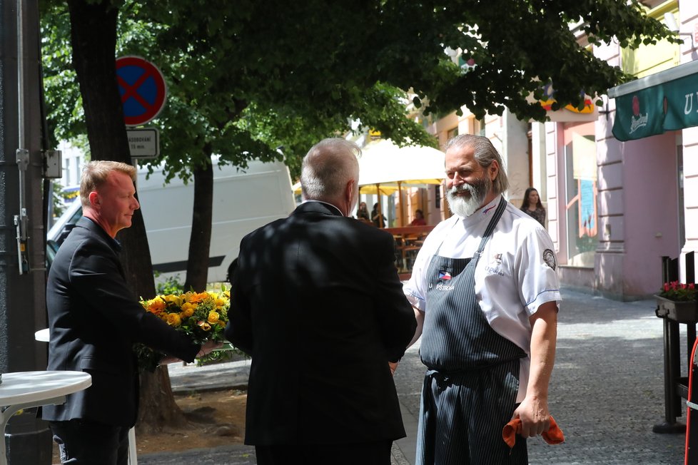 Smuteční hosté na pohřbu Pilarové se rozdělili do několika part a vyrazili do různých hospod - Kolomazník s přáteli šli do restaurace U pštrosa.