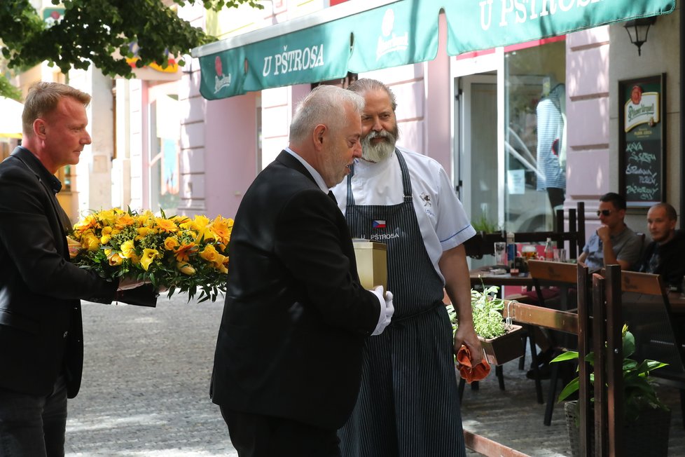 Smuteční hosté na pohřbu Pilarové se rozdělili do několika part a vyrazili do různých hospod - Komazník s přáteli šli do restaurace U pštrosa.