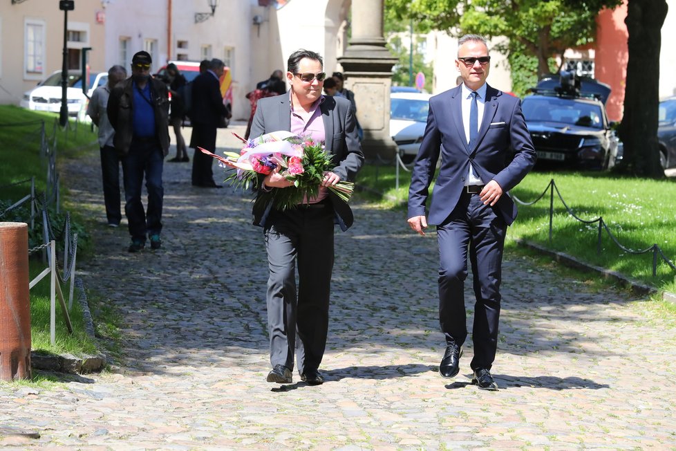 Pavel Vítek a Janis Sidovský přicházejí na zádušní mši pro Evu Pilarovou