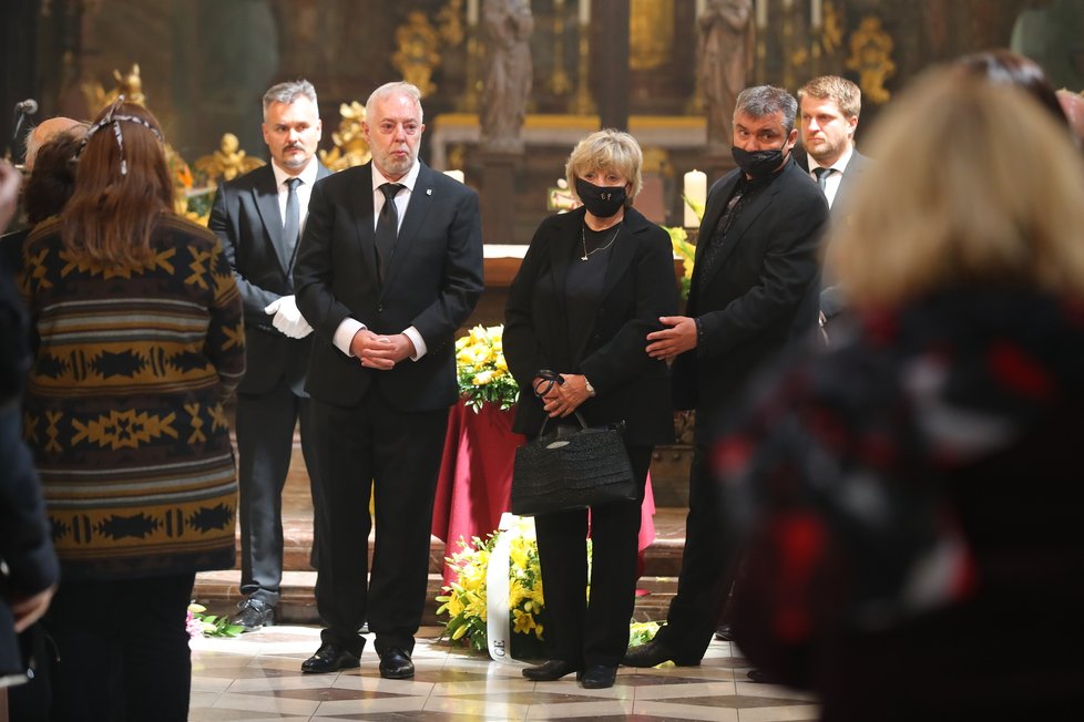 Kondolence zničenému Janu Kolomazníkovi, s nímž Eva strávila kus života.