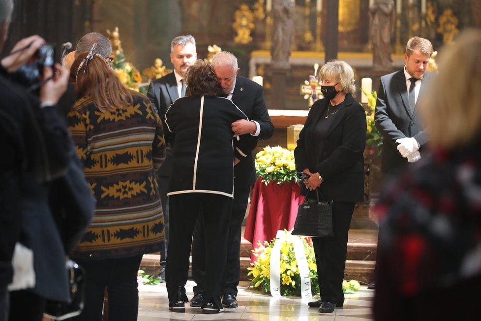 Kondolence zničenému Janu Kolomazníkovi, s nímž Eva strávila kus života.