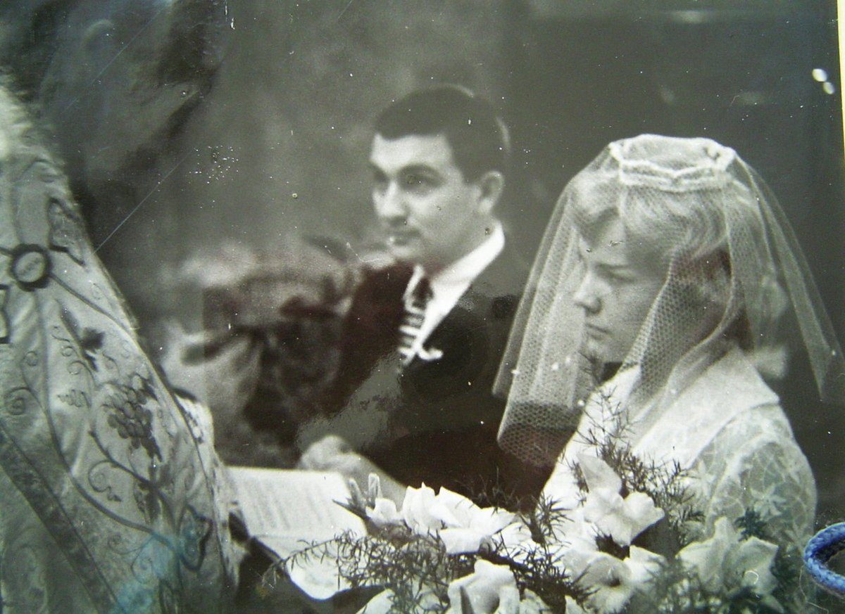 1960: Svatba s Milanem Pilarem. Vztah nevydržel, žárlil na její slávu a nakonec emigroval.