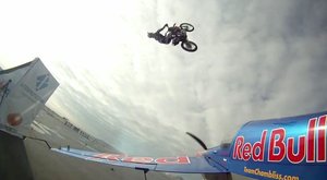 Úlet! Petr Pilát skáče na motorce přes nízko prolétající letadlo
