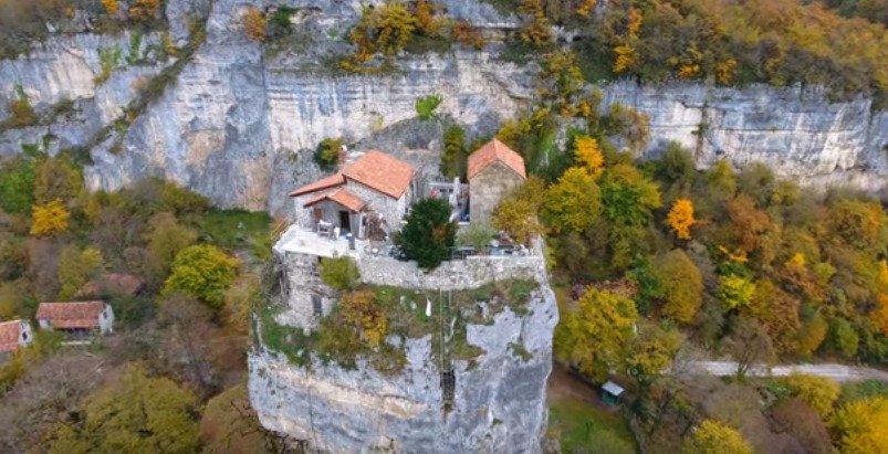 Pilíř Katskhi je vyvýšený vápencový monolit v Gruzii vysoký 40 metrů.