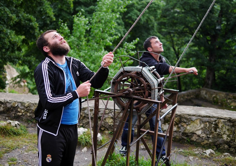 Mnich Maxime Qavtaradze žije na vrcholku 40metrové skály!