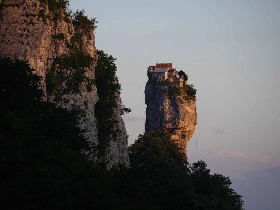 Mnich Maxime Qavtaradze žije na vrcholku 40metrové skály!