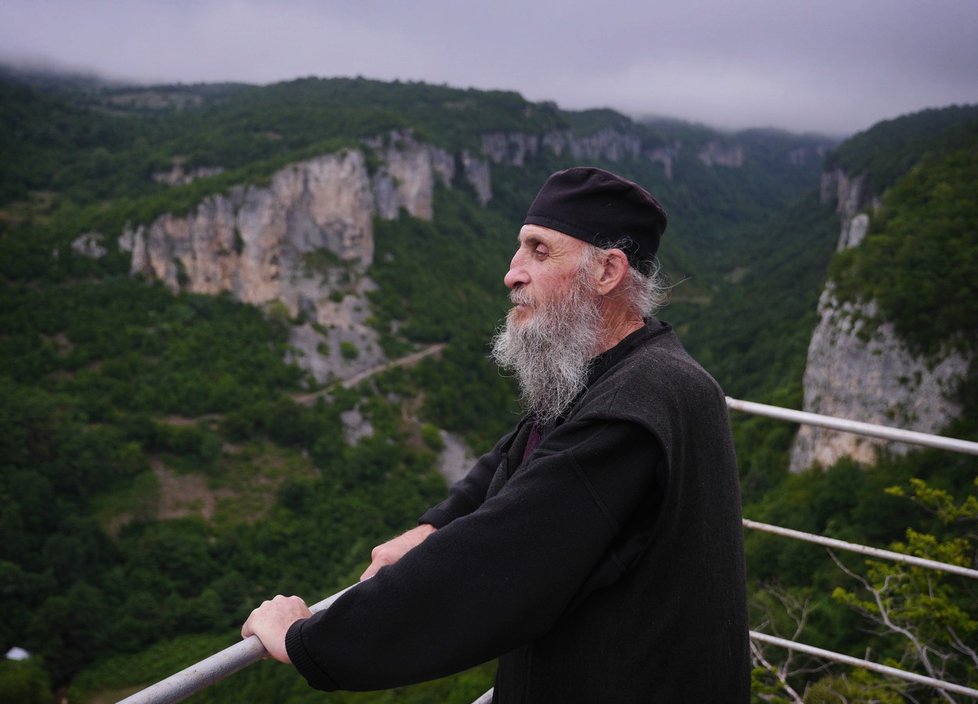 Mnich Maxime Qavtaradze žije na vrcholku 40metrové skály!