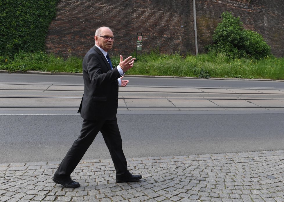 Ivan Pilný (ANO) přichází na schůzku s premiérem Bohuslavem Sobotkou (ČSSD).