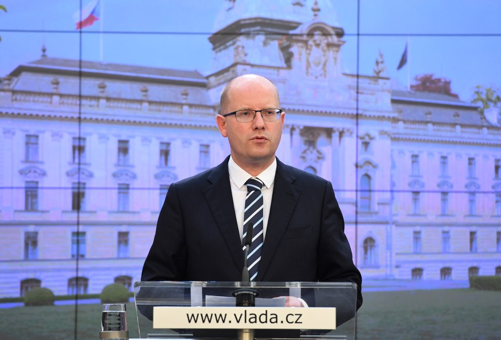 Ivan Pilný (ANO) přichází na schůzku s premiérem Bohuslavem Sobotkou (ČSSD).