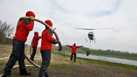 Pilot Jiří Vlk (52) dostal ha hašení bez licence pokutu.