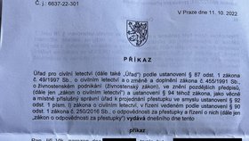 Pilot Jiří Vlk (52) dostal ha hašení bez licence pokutu.