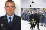 S pilotem Ondřejem sovinou se přišel rozloučit i ministr obrany Alexandr Vondra. Kolegové letci pak uspořádali pietní přelet dvou Gripenů nad strašnickým krematoriem