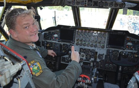 Americký pilot Tony Fyke v kokpitu. 