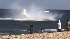 Letadlo nouzově přistálo ve vlnách u pobřeží. Nikomu se nic nestalo.