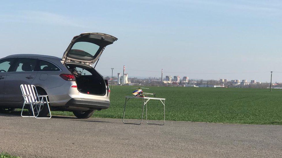 Neznámá osoba v sobotu odpoledne pilotovala svůj dron v přistávacím koridoru ruzyňského letiště. Ohrozila tím tak bezpečnost cestujících v přistávajících letadlech i chod celého letiště. Po dotyčné osobě nyní pátrají policisté.