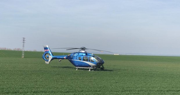 Neznámá osoba v sobotu odpoledne pilotovala svůj dron v přistávacím koridoru ruzyňského letiště. Ohrozila tím tak bezpečnost cestujících v přistávajících letadlech i chod celého letiště. Po dotyčné osobě nyní pátrají policisté.