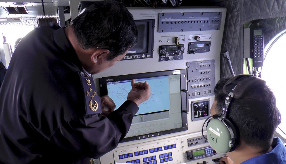Malajsijská pobřežní stráž kontoluje radar během prohledávání moře.