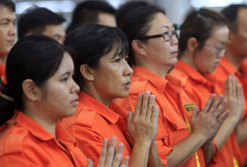 Buddhisté se modlí za pasažéry letu MH370.